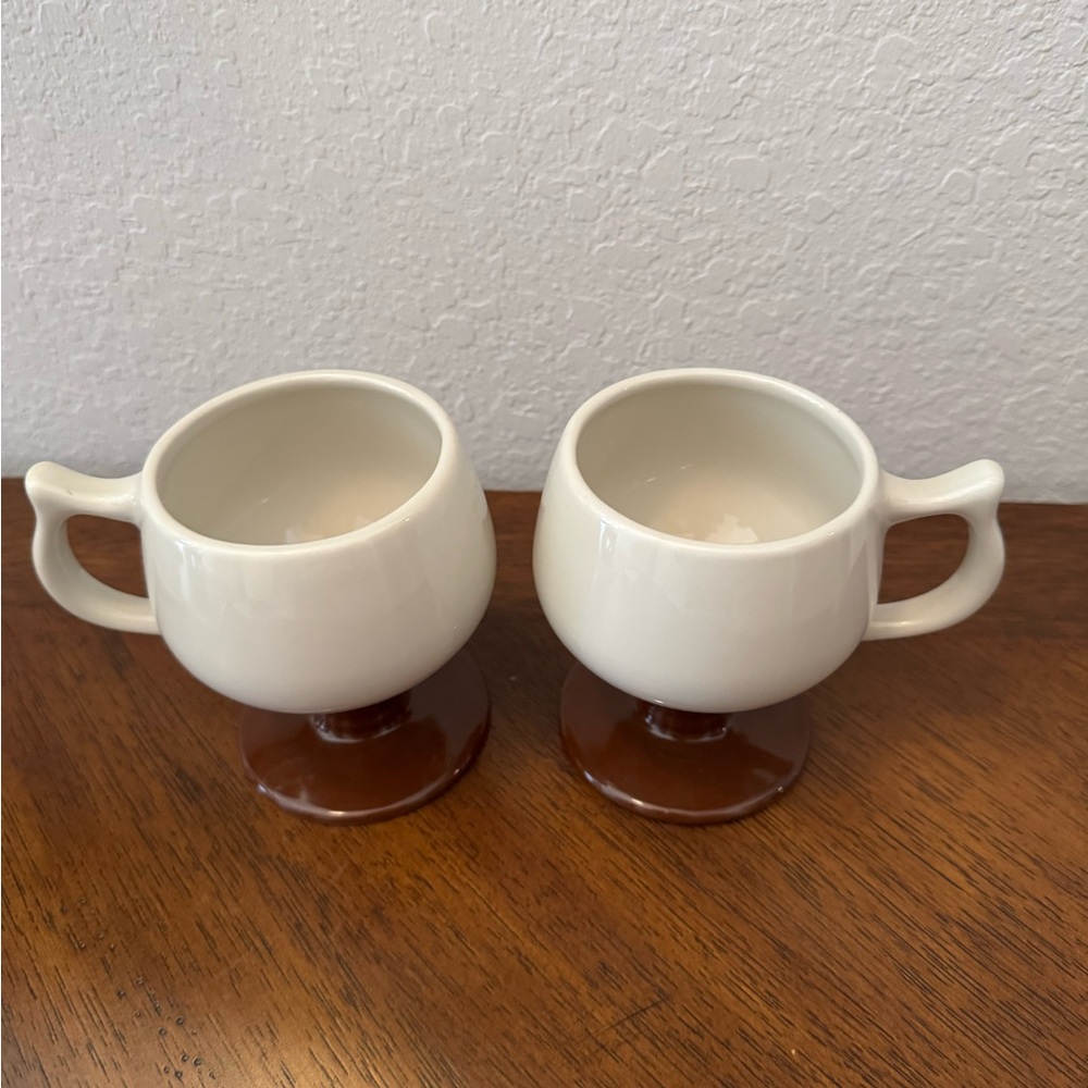 Vintage HALL USA Pedestal Footed Mugs #2274
Model Brown & White